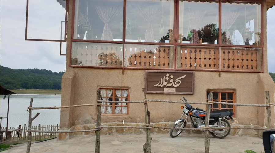 کافه رستوران در دریاچه سقالکسار