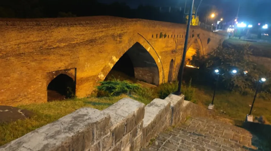 پل خشتی در شب